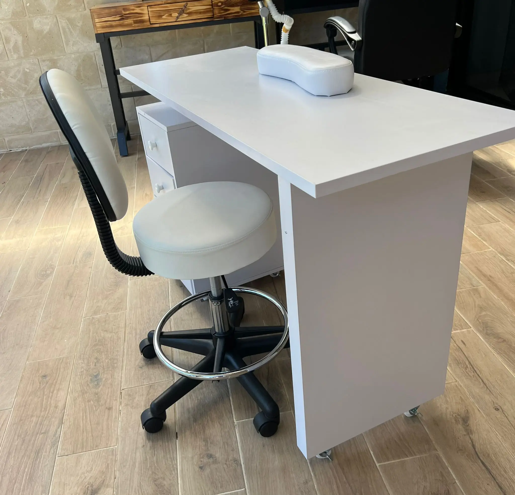 שולחן מניקור + כיסא הידראולי למטפל