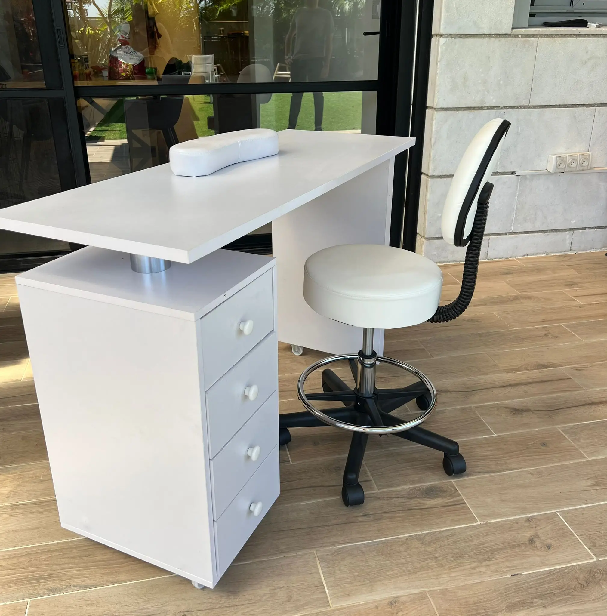 שולחן מניקור + כיסא הידראולי למטפל