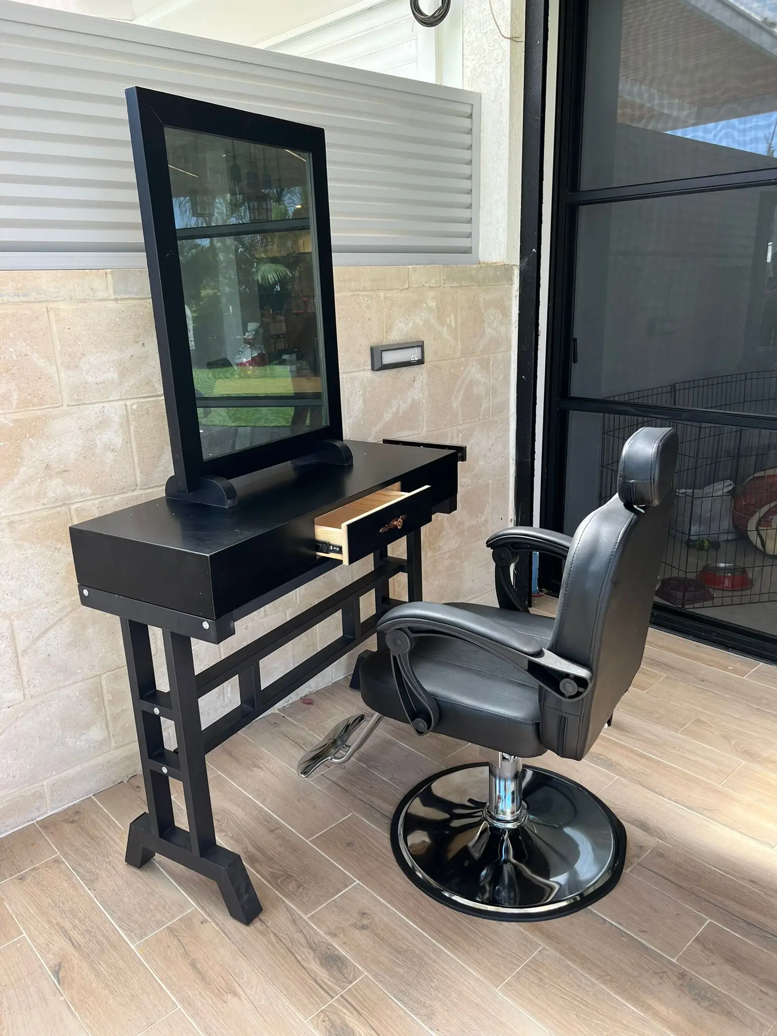 עמדת ספרים / עמדת מספרה וכיסא ברבר כיסא ספר