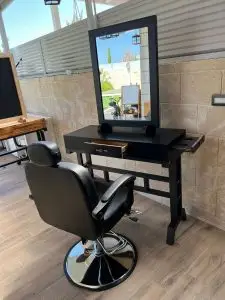 עמדת ספרים / עמדת מספרה וכיסא ברבר כיסא ספר