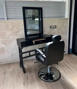 עמדת ספרים / עמדת מספרה וכיסא ברבר כיסא ספר