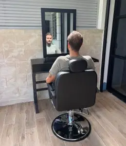 עמדת ספרים / עמדת מספרה וכיסא ברבר כיסא ספר