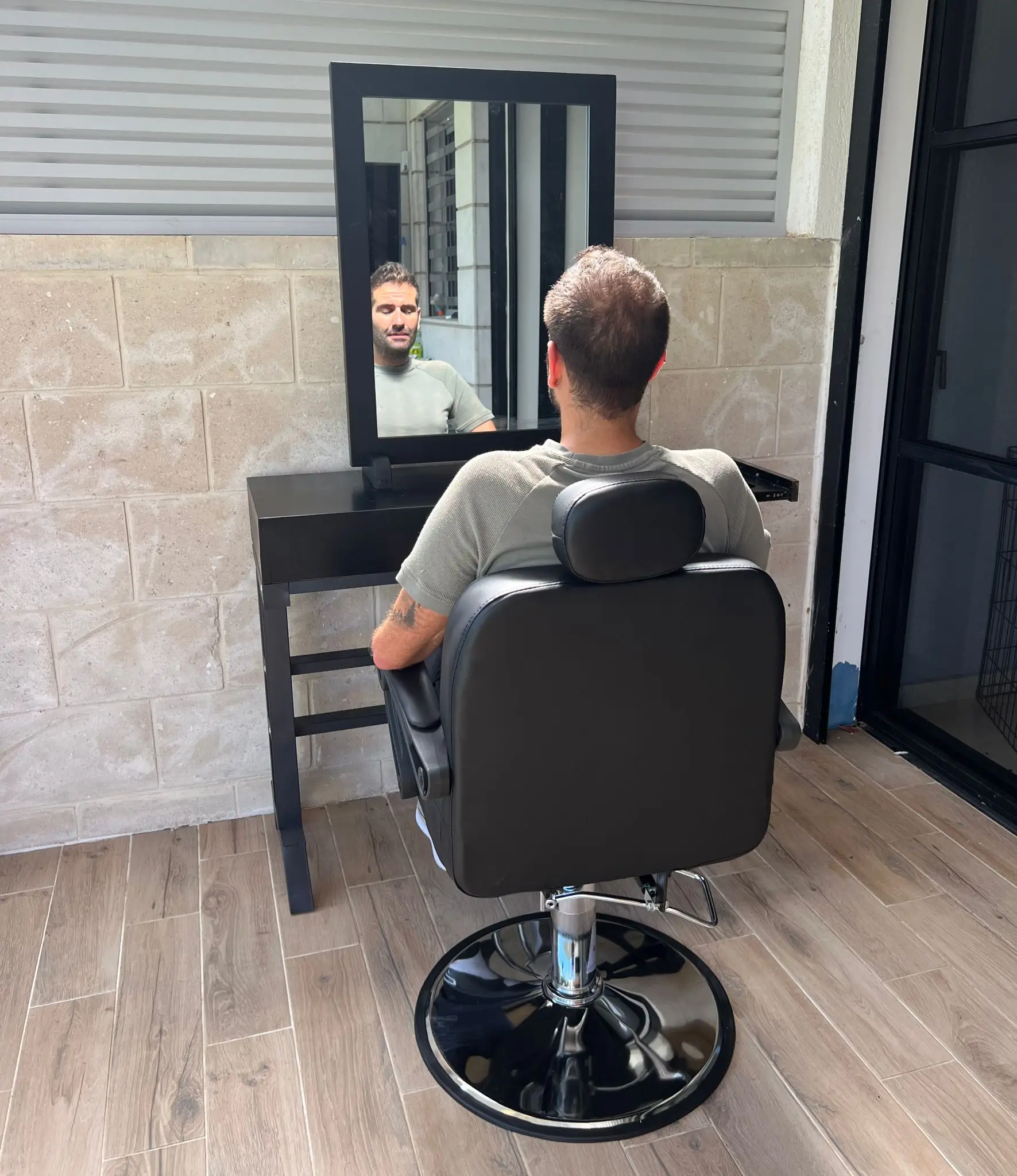 עמדת ספרים / עמדת מספרה וכיסא ברבר כיסא ספר