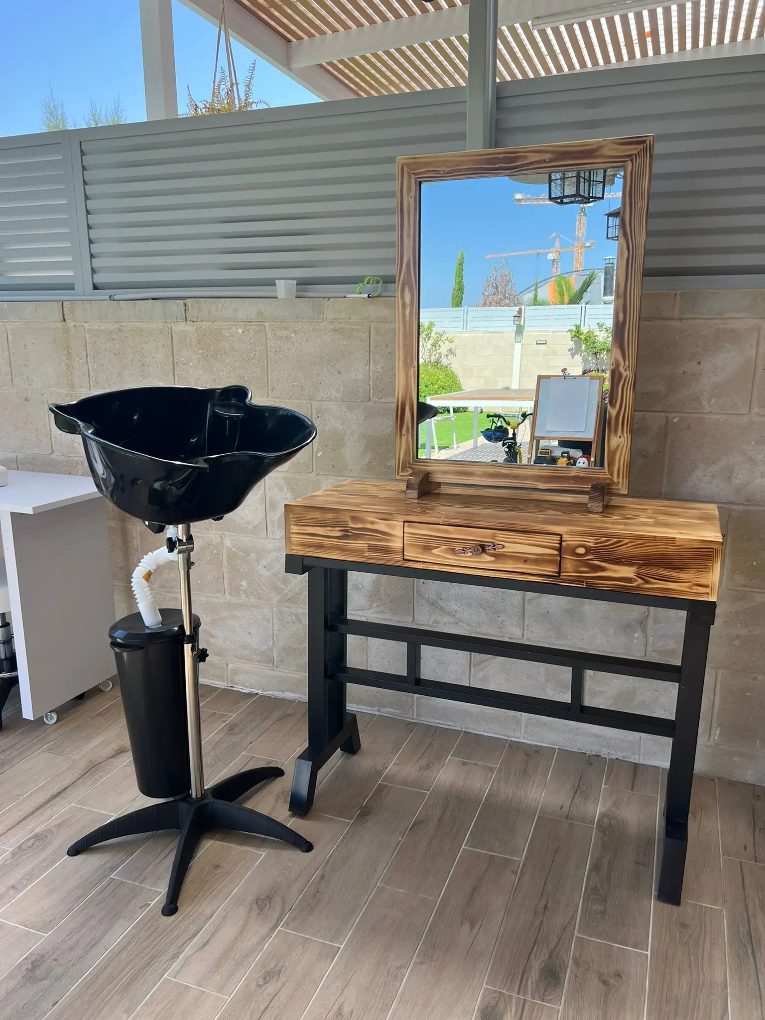 חדר ספרים - עמדת מספרה + כיור חפיפה נייד