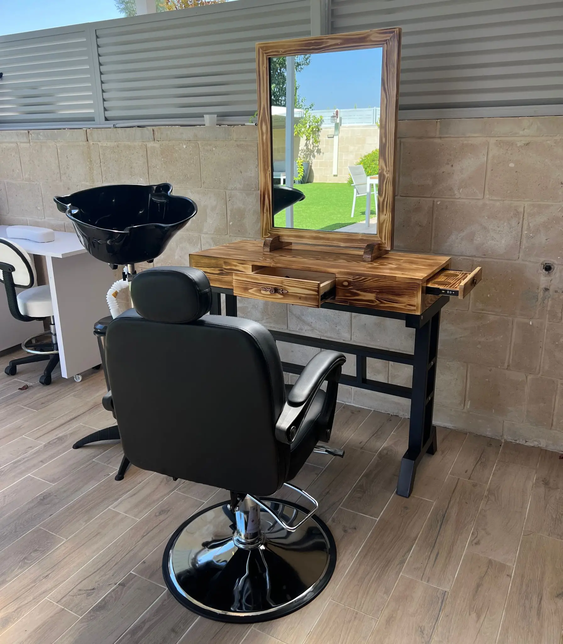 עמדת ספרים + כיסא ברבר + כיור חפיפה - צבע אגוז אפריקאי