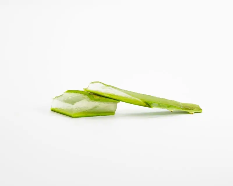 עיצוב גבות טבעיות